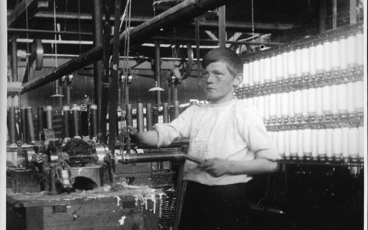 Arbejdsdreng på bomuldsfabrikken