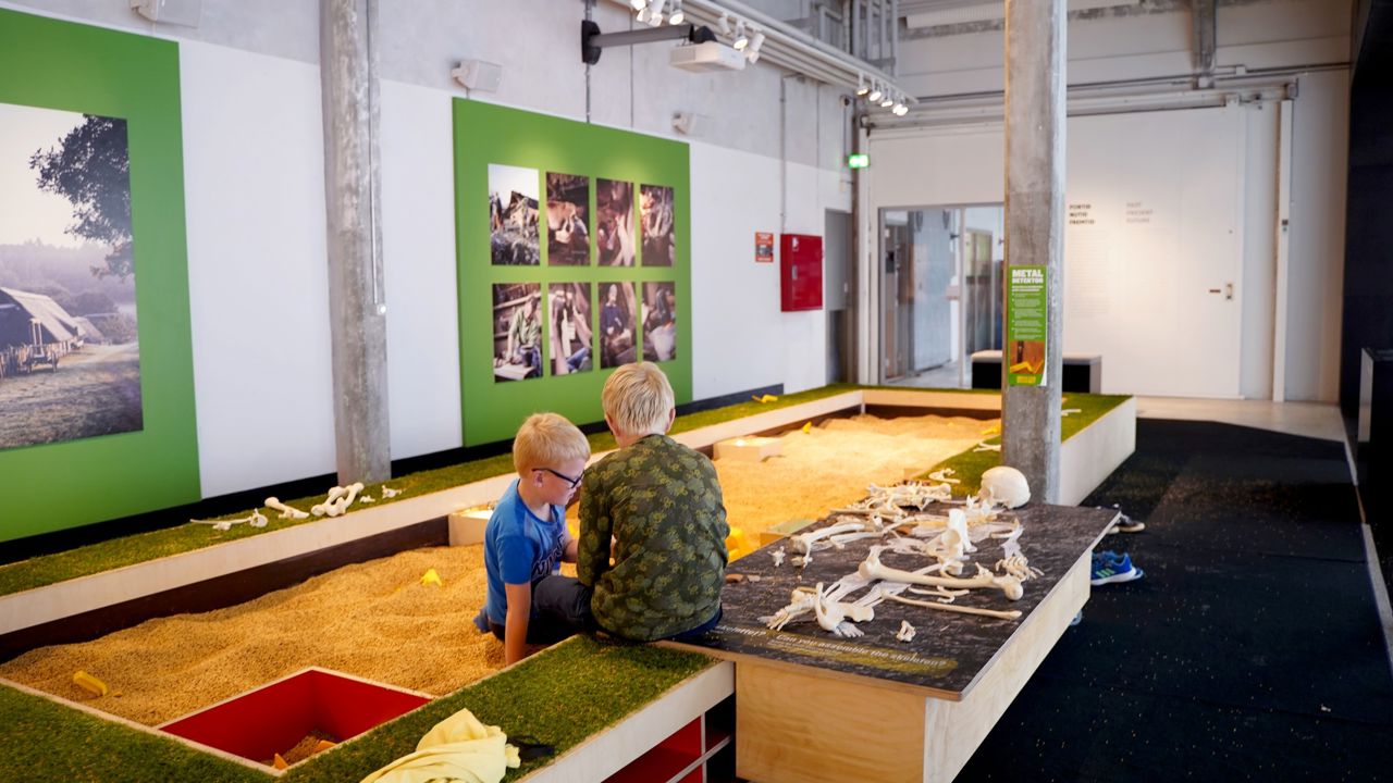 Børn leger i gravekassen