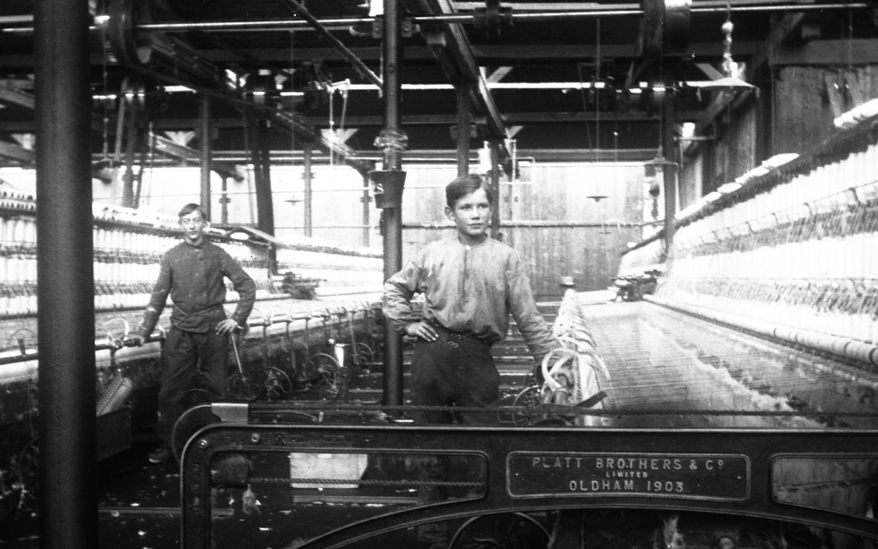 Arbejdsdrenge på bomuldsfabrikken