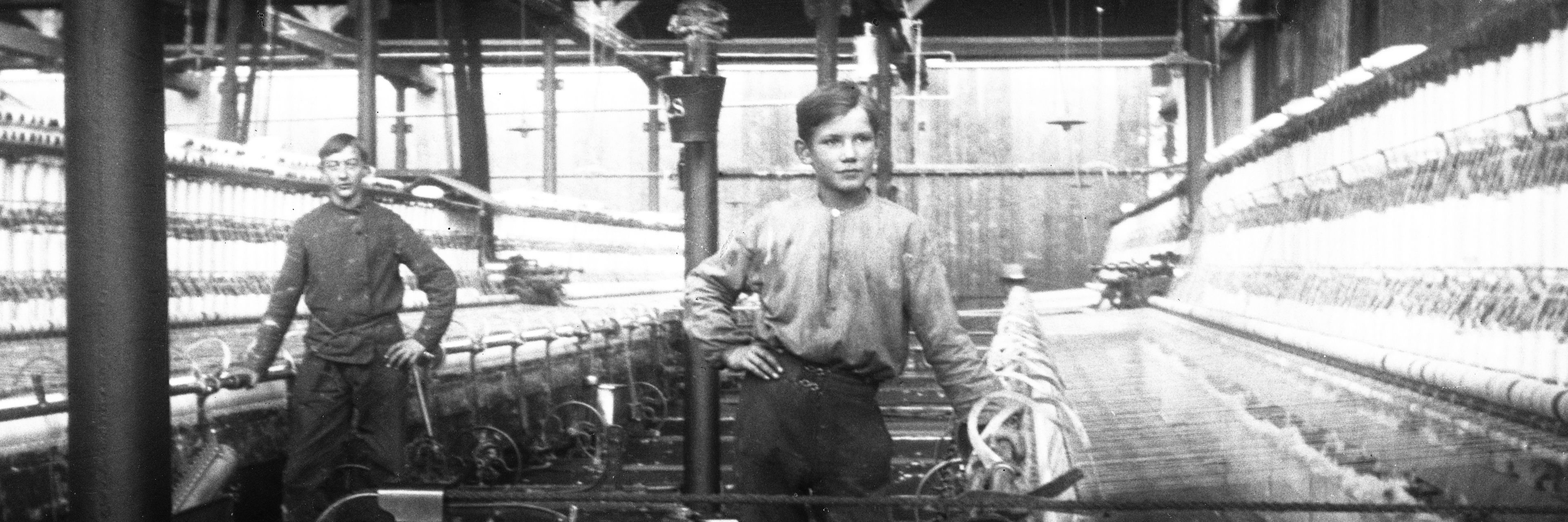 Arbejdsdrenge på bomuldsfabrikken