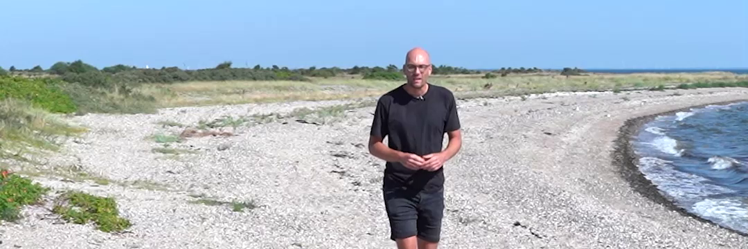 Videostill - Rasmus Skovgaard Jakobsen på strand