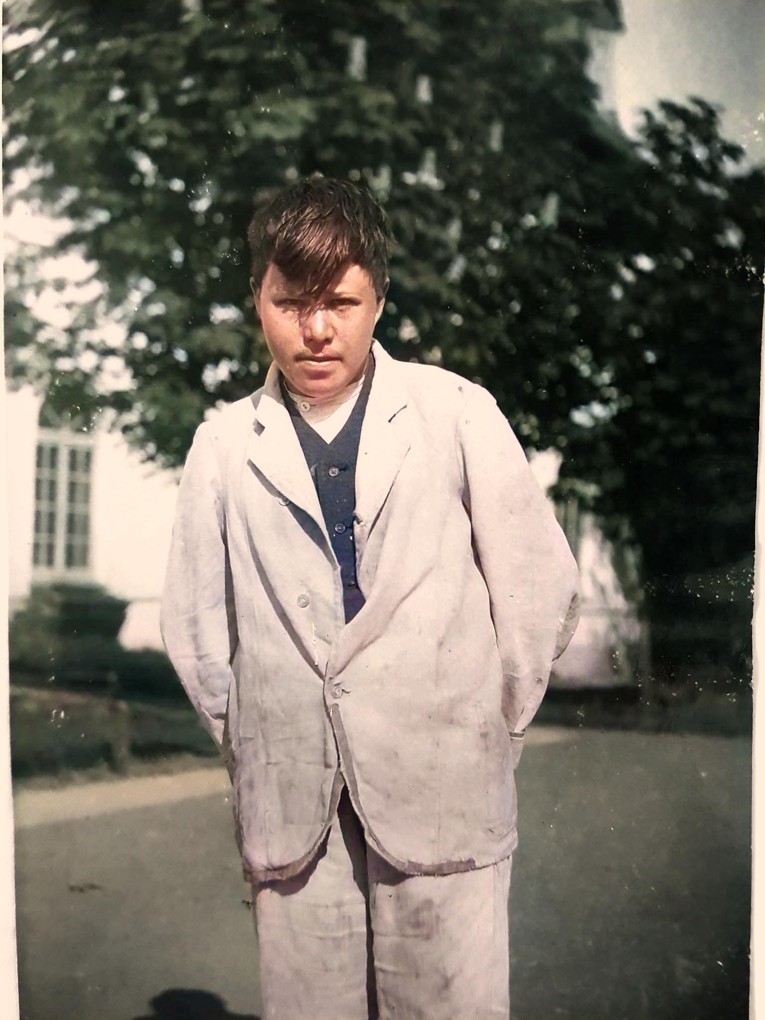 Ung mand, kigger insisterende i kameraet, ca 1920