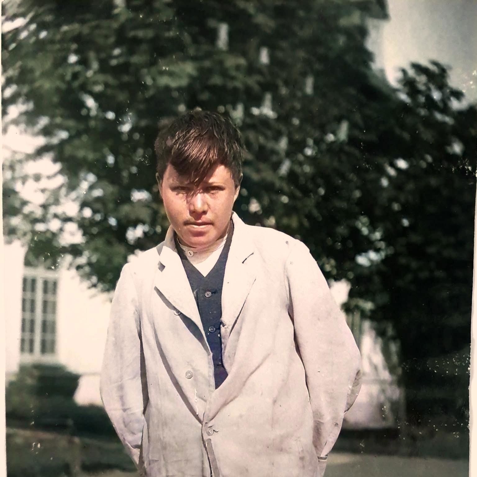 Ung mand, kigger insisterende i kameraet, ca 1920