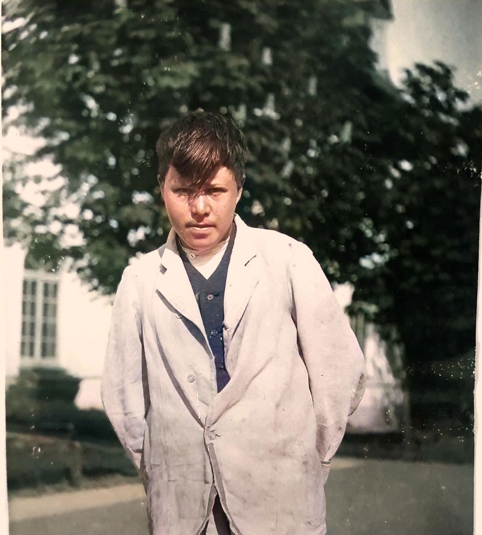 Ung mand, kigger insisterende i kameraet, ca 1920