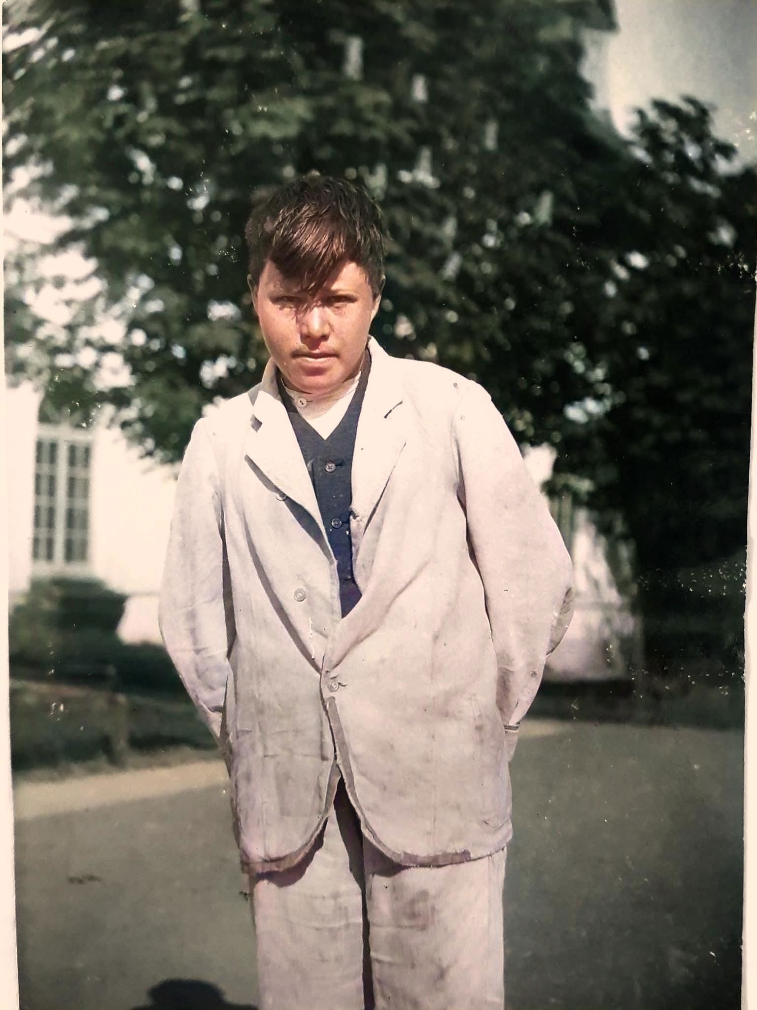 Ung mand, kigger insisterende i kameraet, ca 1920