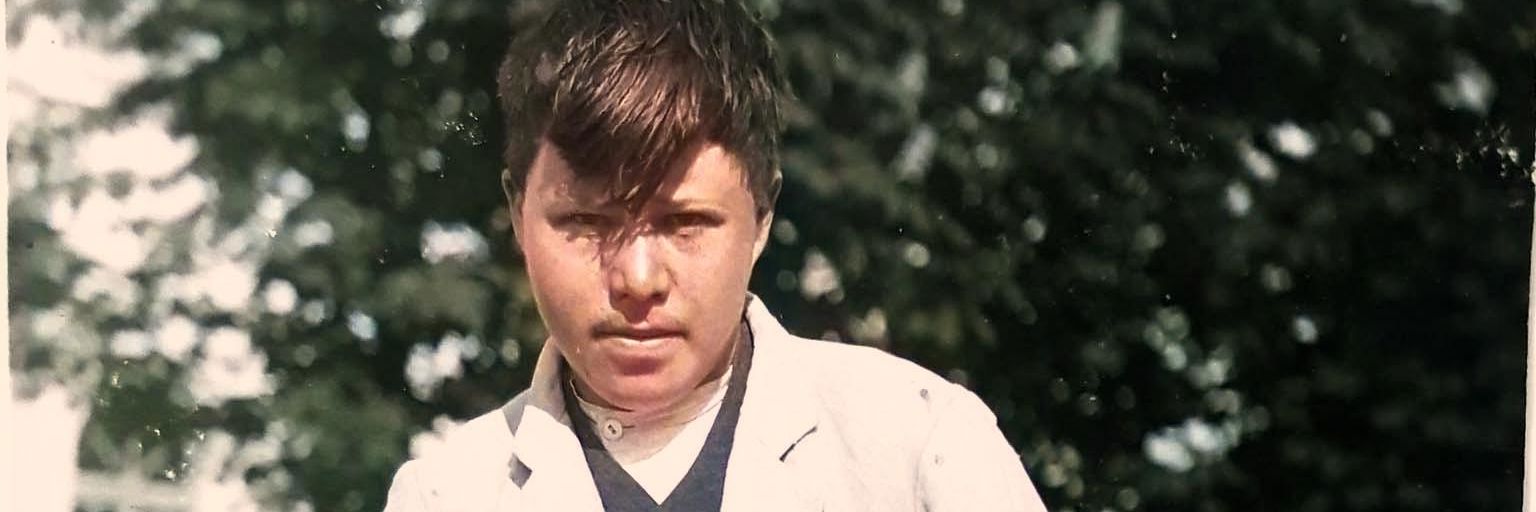 Ung mand, kigger insisterende i kameraet, ca 1920