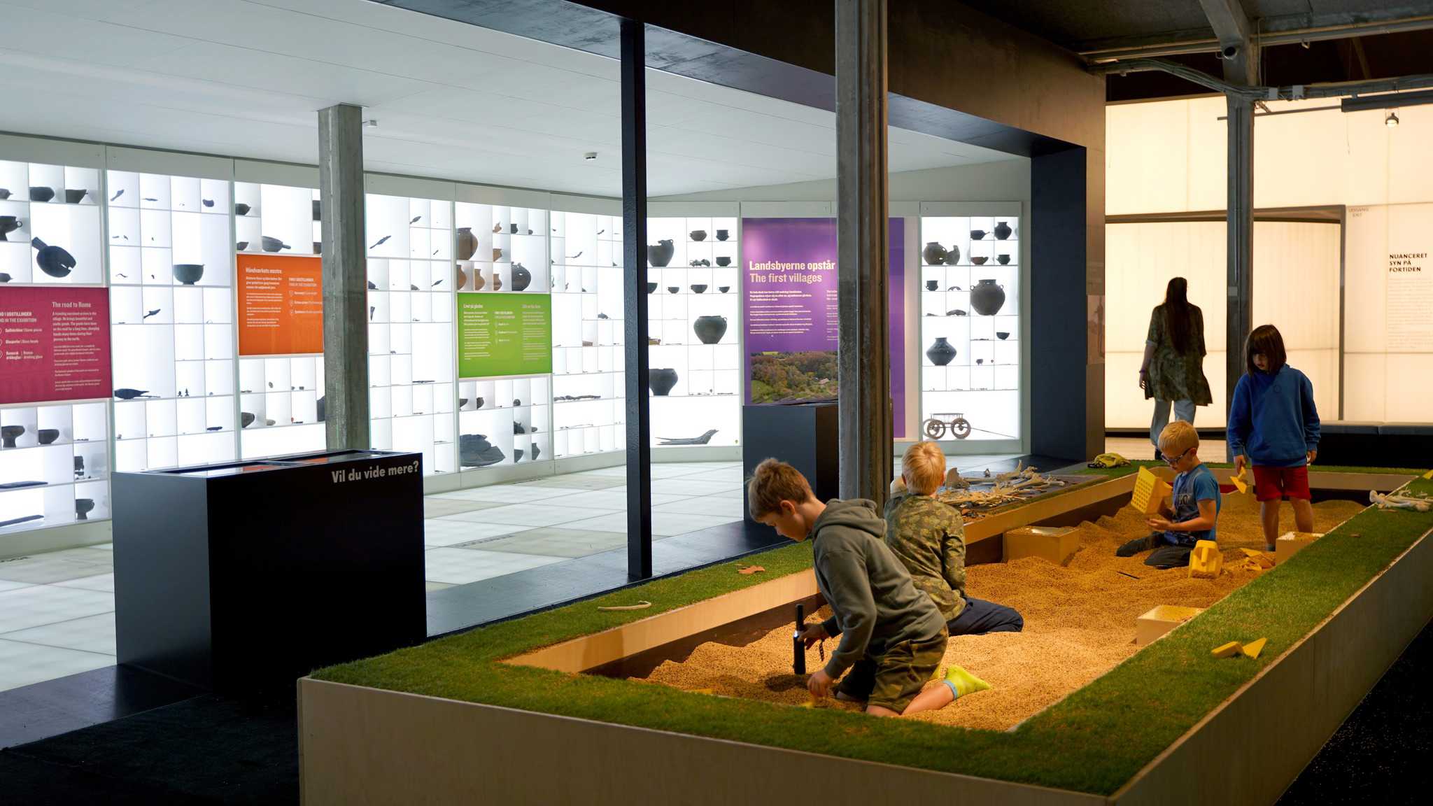 Børn leger i gravekassen